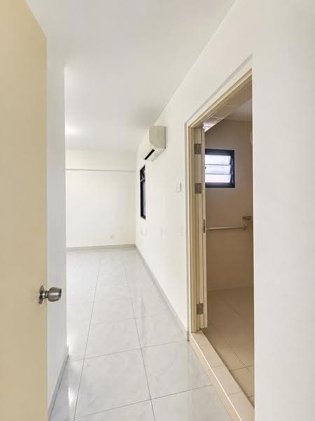 684B Choa Chu Kang Crescent, 684B Choa Chu Kang Crescent, Dairy Farm / Bukit Panjang / Choa Chu Kang, 3 Bedrooms, 980 sqft, HDB Flat For Sale, by June Ong, 500259438 - Corridor - PropertyGuru.com.sg