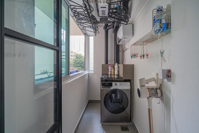 61C Strathmore Avenue, 61C Strathmore Avenue, Alexandra / Commonwealth, 3 Bedrooms, 1,001 sqft, HDB Flat For Sale, by Jason Low, 500259476 - Balcony - PropertyGuru.com.sg