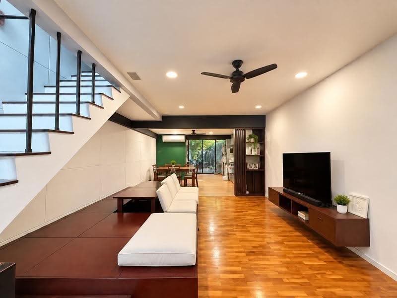 MacPherson Garden Estate, Jalan Gembira, Macpherson / Potong Pasir, 2 Bedrooms, 1,200 sqft, Terraced House For Sale, by Aaron Yeo, 500259515 - Living Room - PropertyGuru.com.sg