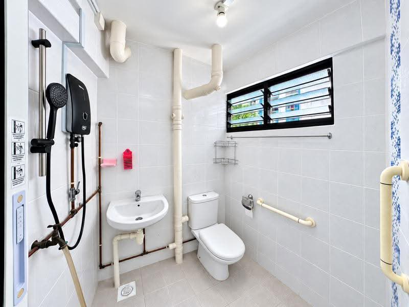 242 Bukit Batok East Avenue 5, 242 Bukit Batok East Avenue 5, Dairy Farm / Bukit Panjang / Choa Chu Kang, 3 Bedrooms, 980 sqft, HDB Flat For Sale, by Benny Ng, 500259523 - Master Bathroom - PropertyGuru.com.sg