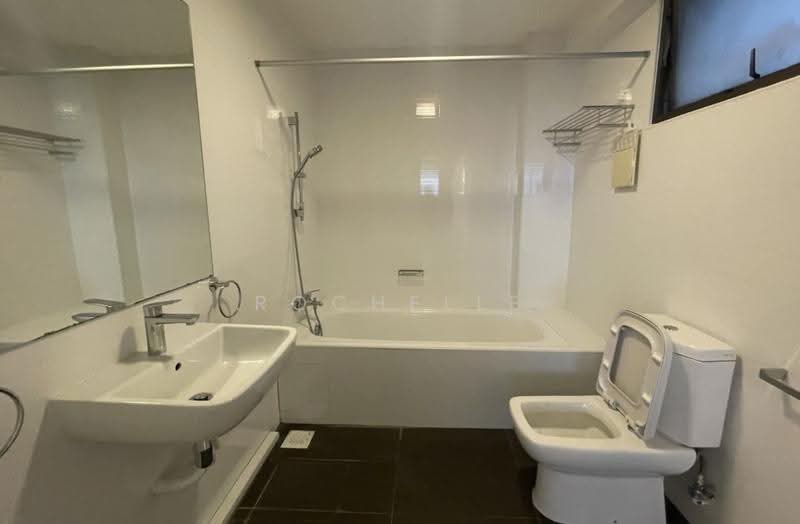 The Cairnhill, 4 Cairnhill Rise, Orchard / River Valley, 4 Bedrooms, 2,809 sqft, Condominium For Rent, by Rochelle De S Meegolle, 500259585 - Bathroom - PropertyGuru.com.sg