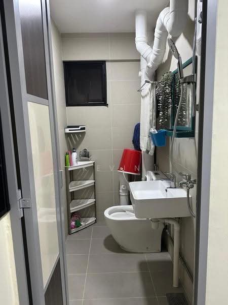454 Tampines Street 42, 454 Tampines Street 42, Pasir Ris / Tampines, 5 Bedrooms, 1,421 sqft, HDB Flat For Sale, by Kevin Chung 莊國賢, 500259606 - Bathroom - PropertyGuru.com.sg