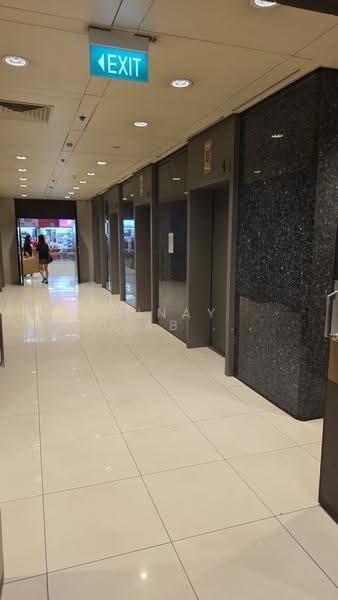 Peninsula Plaza, 111 North Bridge Road, City Hall / Clarke Quay, 334 sqft, Mall Shop For Rent, by Vinay Gulab Khanchandani ( Vincent ), 500259641 - Corridor - CommercialGuru.com.sg