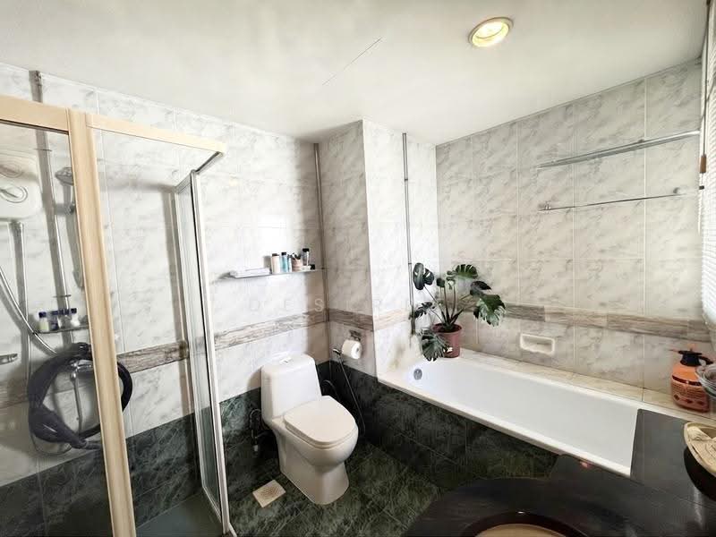 The Florida, 78 Hougang Avenue 7, Hougang / Punggol / Sengkang, 3 Bedrooms, 1,323 sqft, Condominium For Sale, by Desiree Leung, 500259710 - Master Bathroom - PropertyGuru.com.sg