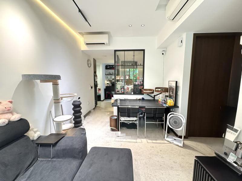 Royalgreen, 2 Anamalai Avenue, Tanglin / Holland / Bukit Timah, 2 Bedrooms, 818 sqft, Condominium For Sale, by Ethan Mark Kheng, 500259716 - Living Room - PropertyGuru.com.sg