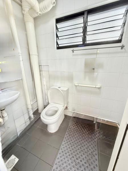 335 Woodlands Street 32, 335 Woodlands Street 32, Admiralty / Woodlands, 3 Bedrooms, 1,119 sqft, HDB Flat For Sale, by Victor Chiau, 500259743 - Bathroom - PropertyGuru.com.sg