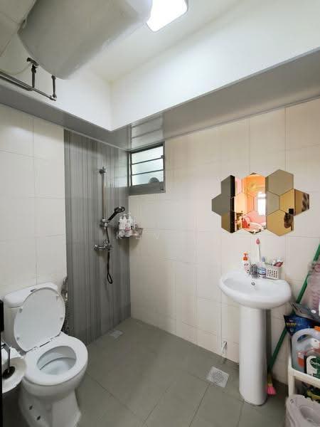 56 Teban Gardens Road, 56 Teban Gardens Road, Boon Lay / Jurong / Tuas, 3 Bedrooms, 990 sqft, HDB Flat For Sale, by Kevin Ho, 500259744 - Bathroom - PropertyGuru.com.sg