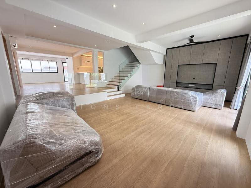 Rare End Corner Semi-D | Beautifully Renovated | 2 Storey + Loft | Charlton Park, Charlton Park, Hougang / Punggol / Sengkang, 6 Bedrooms, 3,000 sqft, Semi-Detached House For Sale, by Derrick Liau, 500259900 - Living Room - PropertyGuru.com.sg