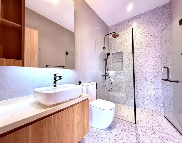 Rare End Corner Semi-D | Beautifully Renovated | 2 Storey + Loft | Charlton Park, Charlton Park, Hougang / Punggol / Sengkang, 6 Bedrooms, 3,000 sqft, Semi-Detached House For Sale, by Derrick Liau, 500259900 - Bathroom - PropertyGuru.com.sg