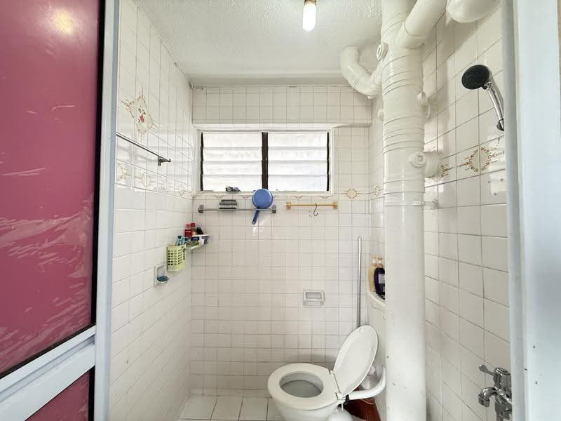 242 Bukit Batok East Avenue 5, 242 Bukit Batok East Avenue 5, Dairy Farm / Bukit Panjang / Choa Chu Kang, 2 Bedrooms, 721 sqft, HDB Flat For Sale, by S MICHAEL Michael, 500259902 - Bathroom - PropertyGuru.com.sg