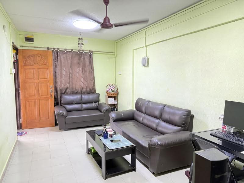 242 Bukit Batok East Avenue 5, 242 Bukit Batok East Avenue 5, Dairy Farm / Bukit Panjang / Choa Chu Kang, 2 Bedrooms, 721 sqft, HDB Flat For Sale, by S MICHAEL Michael, 500259902 - Living Room - PropertyGuru.com.sg