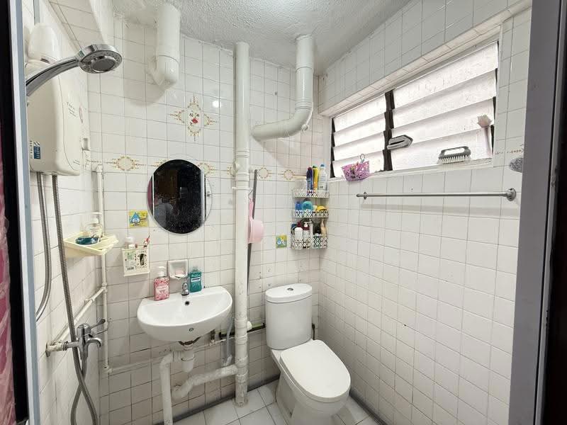242 Bukit Batok East Avenue 5, 242 Bukit Batok East Avenue 5, Dairy Farm / Bukit Panjang / Choa Chu Kang, 2 Bedrooms, 721 sqft, HDB Flat For Sale, by S MICHAEL Michael, 500259902 - Bathroom - PropertyGuru.com.sg