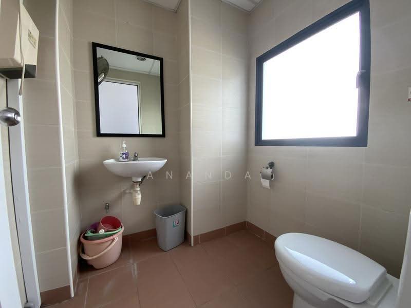Tradehub 21, 18 Boon Lay Way, Boon Lay / Jurong / Tuas, 1,518 sqft, Light Industrial (B1) For Sale, by Ananda Sivanandam, 500259938 - Bathroom - CommercialGuru.com.sg