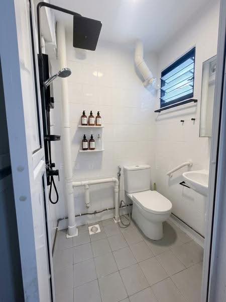 124 Bukit Merah Lane 1, 124 Bukit Merah Lane 1, Alexandra / Commonwealth, 2 Bedrooms, 721 sqft, HDB Flat For Sale, by Remus Koek, 500259993 - Bathroom - PropertyGuru.com.sg