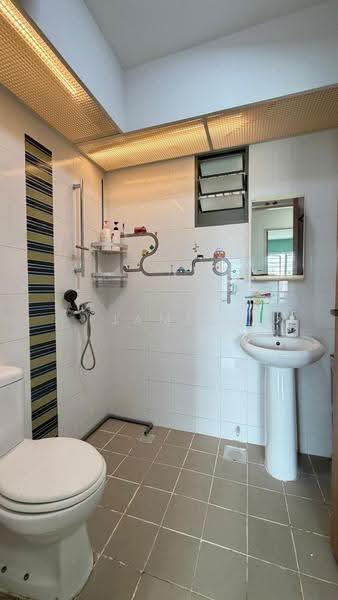 677A Punggol Drive, 677A Punggol Drive, Hougang / Punggol / Sengkang, 3 Bedrooms, 1,001 sqft, HDB Flat For Sale, by James Yeo, 500260025 - Bathroom - PropertyGuru.com.sg