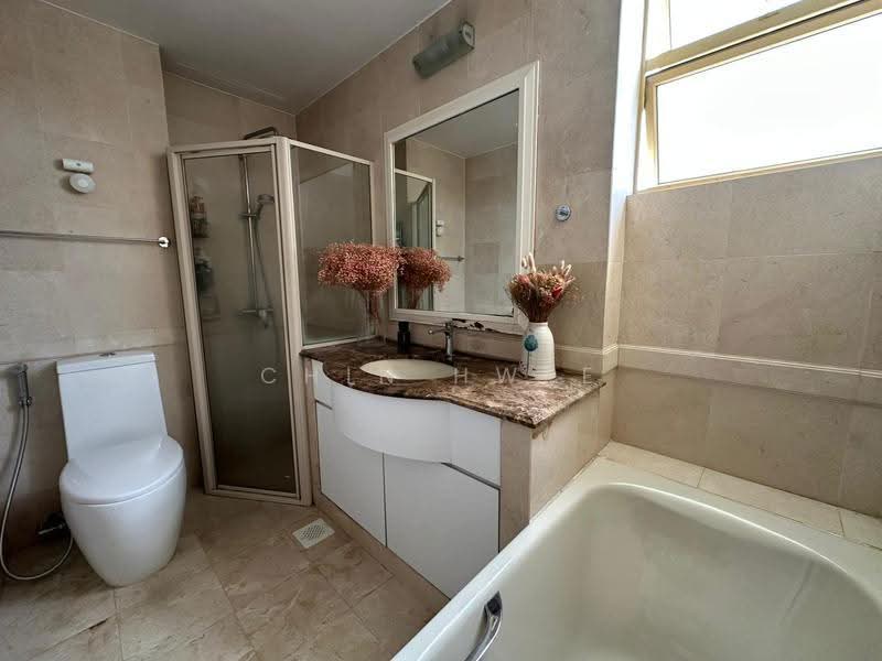 Villa Azura, 1 Cherry Avenue, Tanglin / Holland / Bukit Timah, 4 Bedrooms, 1,981 sqft, Condominium For Sale, by Chin Hwee ONG, 500260057 - Master Bathroom - PropertyGuru.com.sg