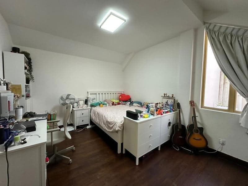 Villa Azura, 1 Cherry Avenue, Tanglin / Holland / Bukit Timah, 4 Bedrooms, 1,981 sqft, Condominium For Sale, by Chin Hwee ONG, 500260057 - Bedroom 3 - PropertyGuru.com.sg