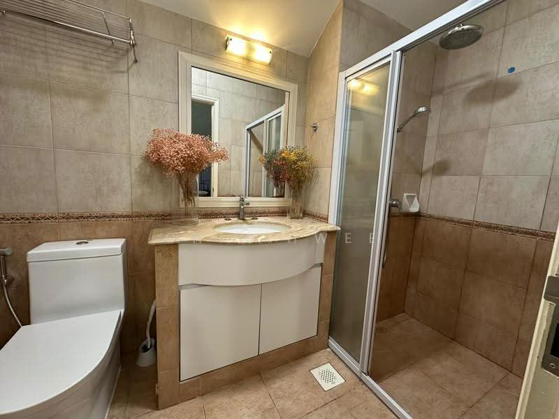 Villa Azura, 1 Cherry Avenue, Tanglin / Holland / Bukit Timah, 4 Bedrooms, 1,981 sqft, Condominium For Sale, by Chin Hwee ONG, 500260057 - 2nd floor Common Bathroom - PropertyGuru.com.sg