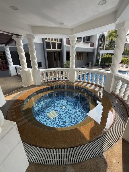 Villa Azura, 1 Cherry Avenue, Tanglin / Holland / Bukit Timah, 4 Bedrooms, 1,981 sqft, Condominium For Sale, by Chin Hwee ONG, 500260057 - Jacuzzi - PropertyGuru.com.sg