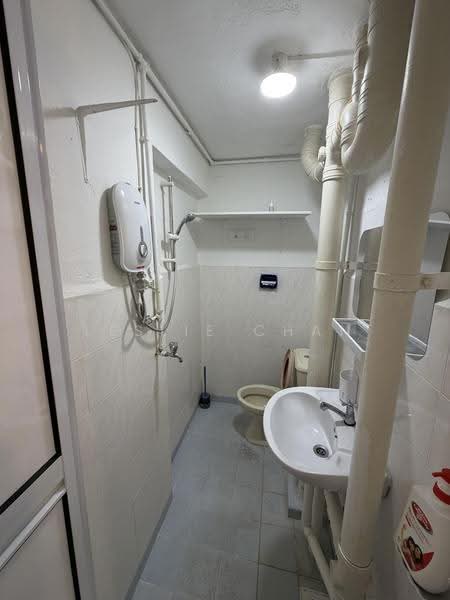 54 Lorong 5 Toa Payoh, 54 Lorong 5 Toa Payoh, Balestier / Toa Payoh, 1 Bedroom, 463 sqft, HDB Flat For Rent, by Leslie Chan, 500260126 - Bathroom - PropertyGuru.com.sg