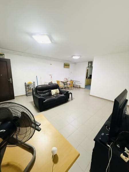 825 Yishun Street 81, 825 Yishun Street 81, Sembawang / Yishun, 3 Bedrooms, 1,108 sqft, HDB Flat For Sale, by Ray Lee, 500260176 - Living Room - PropertyGuru.com.sg
