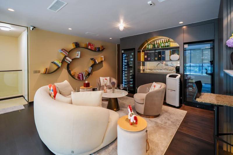 Amber Skye, 8 Amber Road, East Coast / Marine Parade, 5 Bedrooms, 5,177 sqft, Apartment For Sale, by Jerralyn Satrio, 500260243 - Lounge Area - PropertyGuru.com.sg