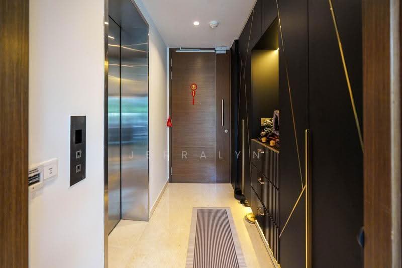 Amber Skye, 8 Amber Road, East Coast / Marine Parade, 5 Bedrooms, 5,177 sqft, Apartment For Sale, by Jerralyn Satrio, 500260243 - Private Lift Foyer - PropertyGuru.com.sg