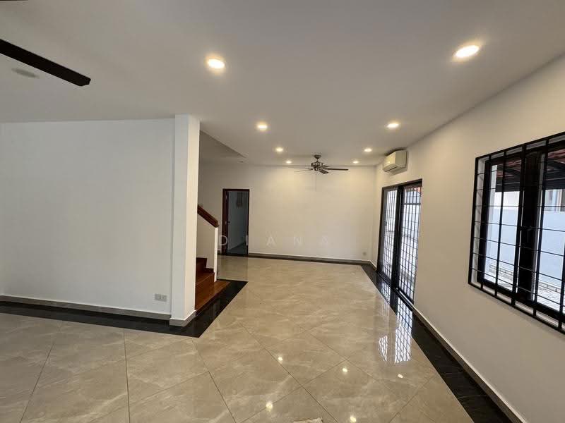 Seaview Park, 37 Jalan Seaview, East Coast / Marine Parade, 4 Bedrooms, 2,400 sqft, Semi-Detached House For Rent, by Diana Wei, 500260250 - Living Room - PropertyGuru.com.sg