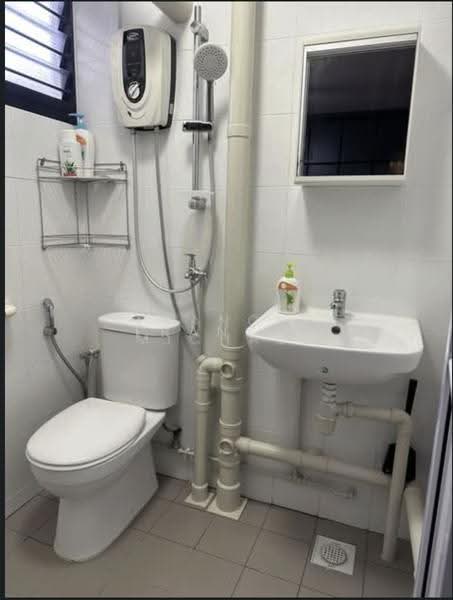 429 Ang Mo Kio Avenue 3, 429 Ang Mo Kio Avenue 3, Ang Mo Kio / Bishan / Thomson, Room Rental, 180 sqft, HDB Flat For Rent, by Francis Michael, 500260258 - Bathroom - PropertyGuru.com.sg