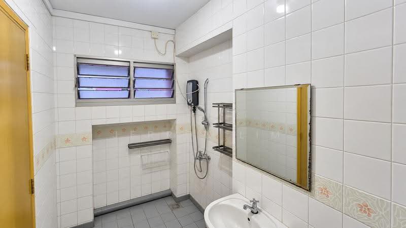 748 Pasir Ris Street 71, 748 Pasir Ris Street 71, Pasir Ris / Tampines, 3 Bedrooms, 1,130 sqft, HDB Flat For Sale, by Jerron Lim, 500260266 - Bathroom - PropertyGuru.com.sg