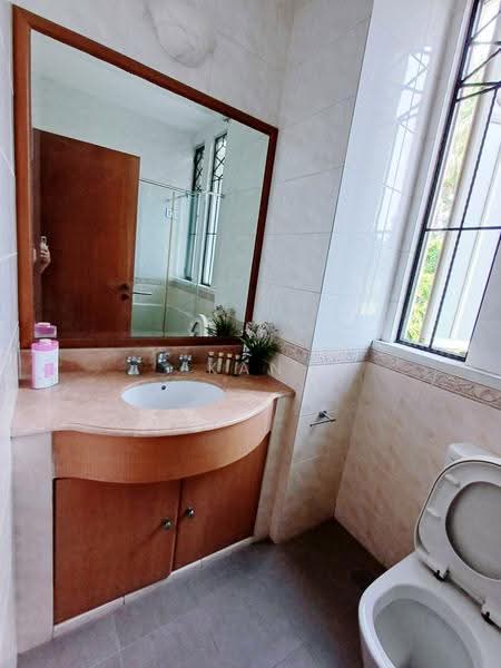 Parry Green, Limbok Terrace, Hougang / Punggol / Sengkang, 6 Bedrooms, 4,035 sqft, Corner Terrace For Sale, by Kan Li Ling, 500260299 - Bathroom - PropertyGuru.com.sg
