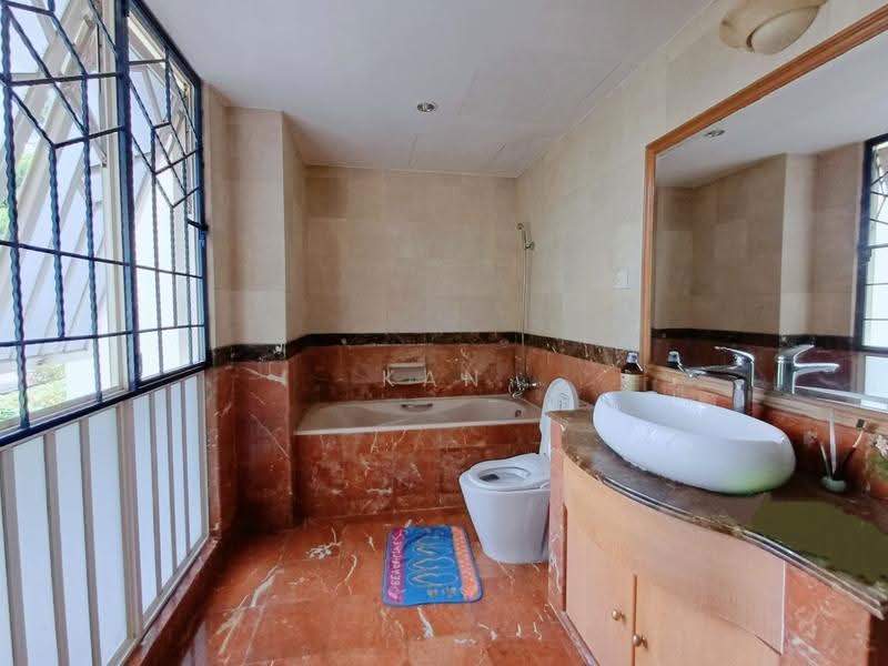 Parry Green, Limbok Terrace, Hougang / Punggol / Sengkang, 6 Bedrooms, 4,035 sqft, Corner Terrace For Sale, by Kan Li Ling, 500260299 - Bathroom - PropertyGuru.com.sg