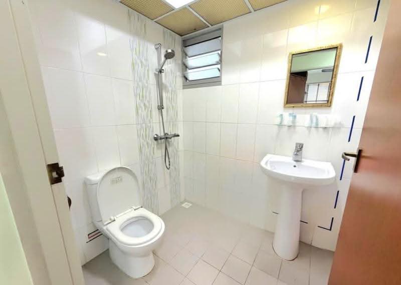 591A Ang Mo Kio Street 51, 591A Ang Mo Kio Street 51, Ang Mo Kio / Bishan / Thomson, 2 Bedrooms, 731 sqft, HDB Flat For Sale, by Kelvin Poh, 500260342 - Bathroom - PropertyGuru.com.sg