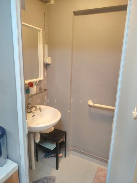87 Commonwealth Close, 87 Commonwealth Close, Alexandra / Commonwealth, 2 Bedrooms, 624 sqft, HDB Flat For Rent, by RON SEOW, 500260355 - Bathroom - PropertyGuru.com.sg
