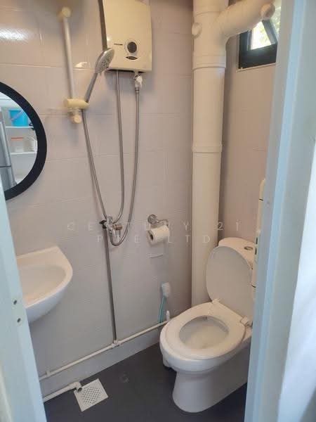 87 Commonwealth Close, 87 Commonwealth Close, Alexandra / Commonwealth, 2 Bedrooms, 624 sqft, HDB Flat For Rent, by RON SEOW, 500260355 - Bathroom - PropertyGuru.com.sg
