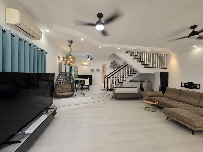 Within 2 km to Tao Nan, East Coast / Marine Parade, 5 Bedrooms, 2,800 sqft, Corner Terrace For Sale, by Alan Hoan, 500260374 - Living Room - PropertyGuru.com.sg