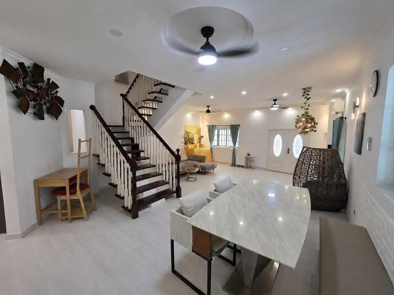 Within 2 km to Tao Nan, East Coast / Marine Parade, 5 Bedrooms, 2,800 sqft, Corner Terrace For Sale, by Alan Hoan, 500260374 - Living Room - PropertyGuru.com.sg