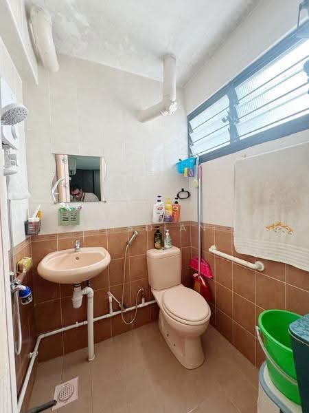 234 Bukit Batok East Avenue 5, 234 Bukit Batok East Avenue 5, Dairy Farm / Bukit Panjang / Choa Chu Kang, 2 Bedrooms, 786 sqft, HDB Flat For Sale, by Risdian Isbintara, 500260430 - Bathroom - PropertyGuru.com.sg