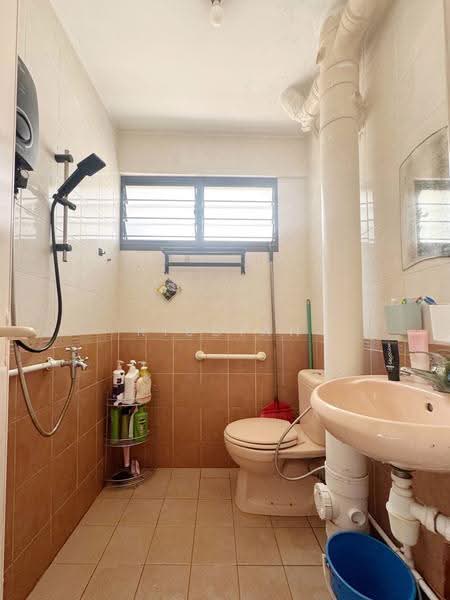 234 Bukit Batok East Avenue 5, 234 Bukit Batok East Avenue 5, Dairy Farm / Bukit Panjang / Choa Chu Kang, 2 Bedrooms, 786 sqft, HDB Flat For Sale, by Risdian Isbintara, 500260430 - Bathroom - PropertyGuru.com.sg