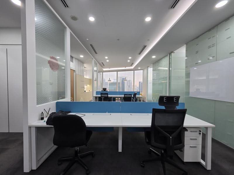 The Central, 6 Eu Tong Sen Street, Boat Quay / Raffles Place / Marina, 1,668 sqft, Office For Rent, by Sebastian Wee, 500260492 - Interior - Hotdesk Row 1 - CommercialGuru.com.sg