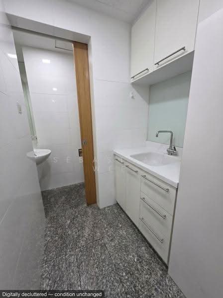 The Central, 6 Eu Tong Sen Street, Boat Quay / Raffles Place / Marina, 1,668 sqft, Office For Rent, by Sebastian Wee, 500260492 - Wet Pantry & Washroom - CommercialGuru.com.sg