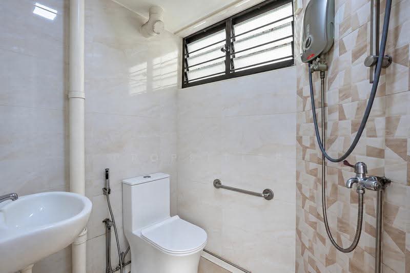 709 Bedok Reservoir Road, 709 Bedok Reservoir Road, Bedok / Upper East Coast, 3 Bedrooms, 1,012 sqft, HDB Flat For Sale, by Aileen Chew, 500260606 - Bathroom - PropertyGuru.com.sg