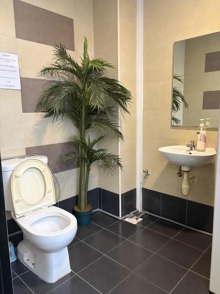 Midview City, 24 Sin Ming Lane, Ang Mo Kio / Bishan / Thomson, 1,496 sqft, Light Industrial (B1) For Sale, by Jane Liu Yan, 500260696 - Bathroom - CommercialGuru.com.sg