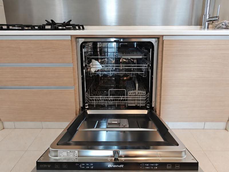 The Azure, 201 Ocean Drive, Harbourfront / Telok Blangah, 3 Bedrooms, 1,711 sqft, Condominium For Rent, by Tay Yixian, 500260736 - Kitchen - PropertyGuru.com.sg