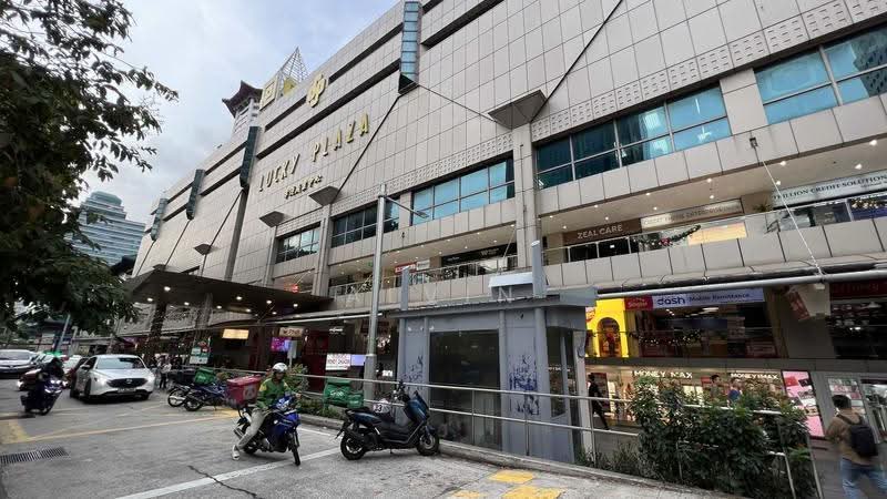 Lucky Plaza, 304 Orchard Road, Orchard / River Valley, 689 sqft, Medical For Sale, by Alvin Chua, 500260763 - Exterior - CommercialGuru.com.sg