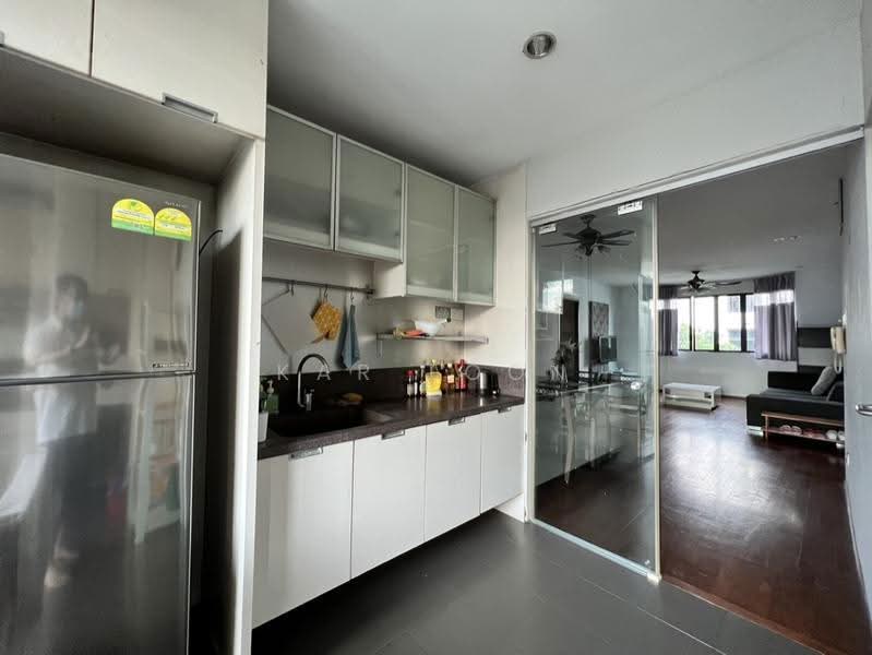 Mendon Spring, 198 Pasir Panjang Road, Buona Vista / West Coast / Clementi New Town, Room Rental, 110 sqft, Condominium For Rent, by Kar Loon Choong, 500260795 - Kitchen - PropertyGuru.com.sg