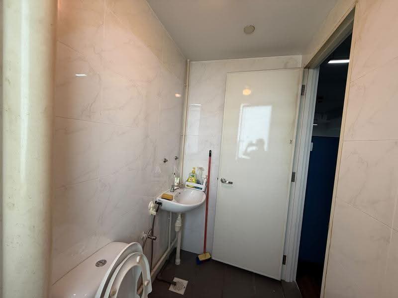Trivex, 8 Burn Road, Macpherson / Potong Pasir, 764 sqft, Light Industrial (B1) For Rent, by Annie Chen, 500260836 - Bathroom - CommercialGuru.com.sg
