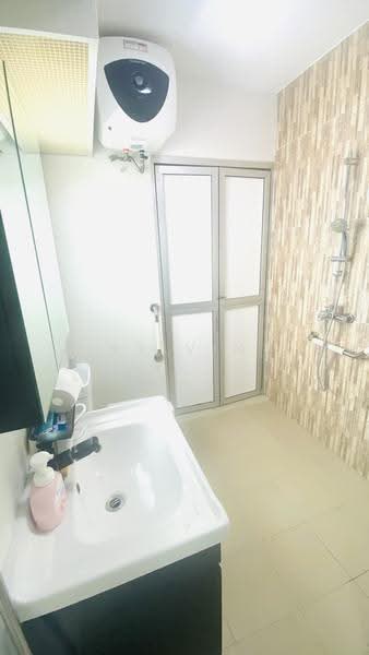 448B Bukit Batok West Avenue 9, 448B Bukit Batok West Avenue 9, Dairy Farm / Bukit Panjang / Choa Chu Kang, 1 Bedroom, 505 sqft, HDB Flat For Sale, by Kelvin Cheong, 500260848 - Bathroom - PropertyGuru.com.sg