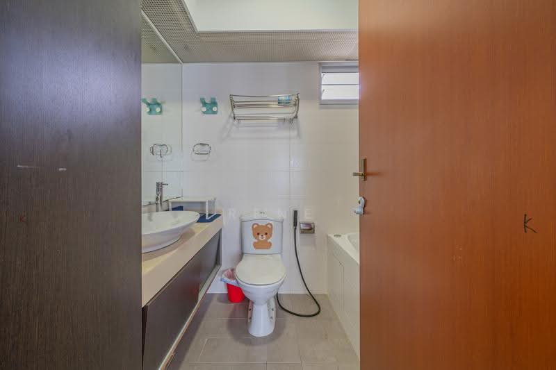 452 Yishun Ring Road, 452 Yishun Ring Road, Sembawang / Yishun, 3 Bedrooms, 990 sqft, HDB Flat For Sale, by RENE LIM, 500260861 - Master Bathroom - PropertyGuru.com.sg