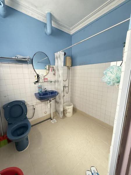 477 Jurong West Street 41, 477 Jurong West Street 41, Boon Lay / Jurong / Tuas, 2 Bedrooms, 786 sqft, HDB Flat For Sale, by Shirley Wong, 500260886 - Bathroom - PropertyGuru.com.sg